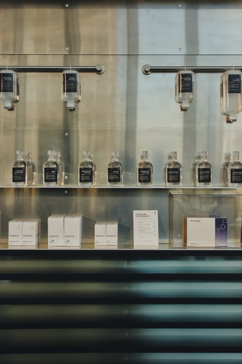 Infusionsflaschen in einem beleuchteten Regal im Hub Frankfurt