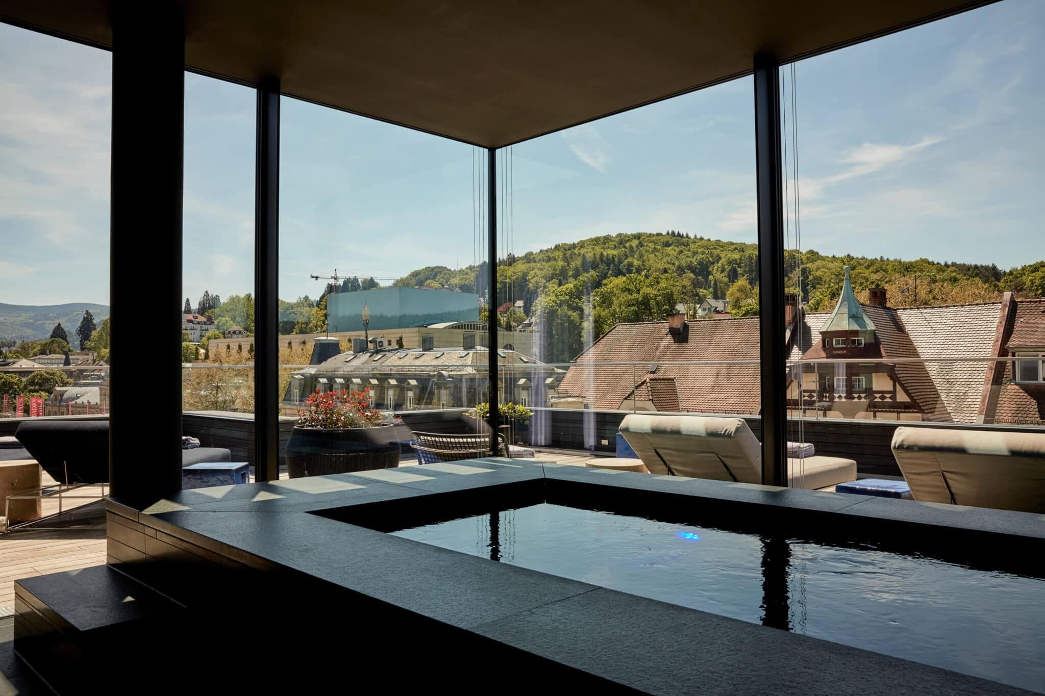 Ruhebereich im Roomers Baden-Baden mit Blick über die Dächer der Stadt