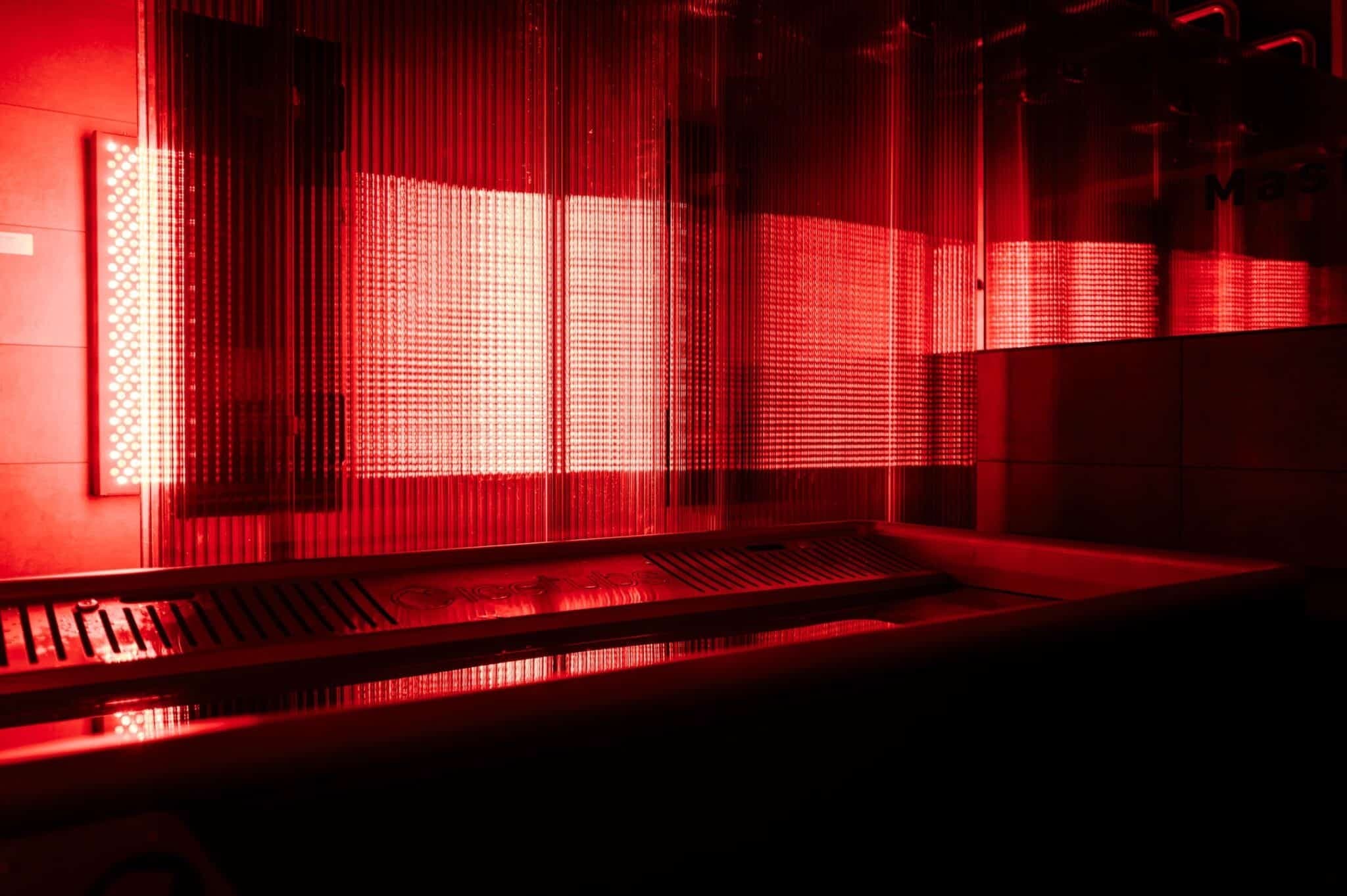 Rotlichtpaneele tauchen den Raum im Spa in rotes Licht
