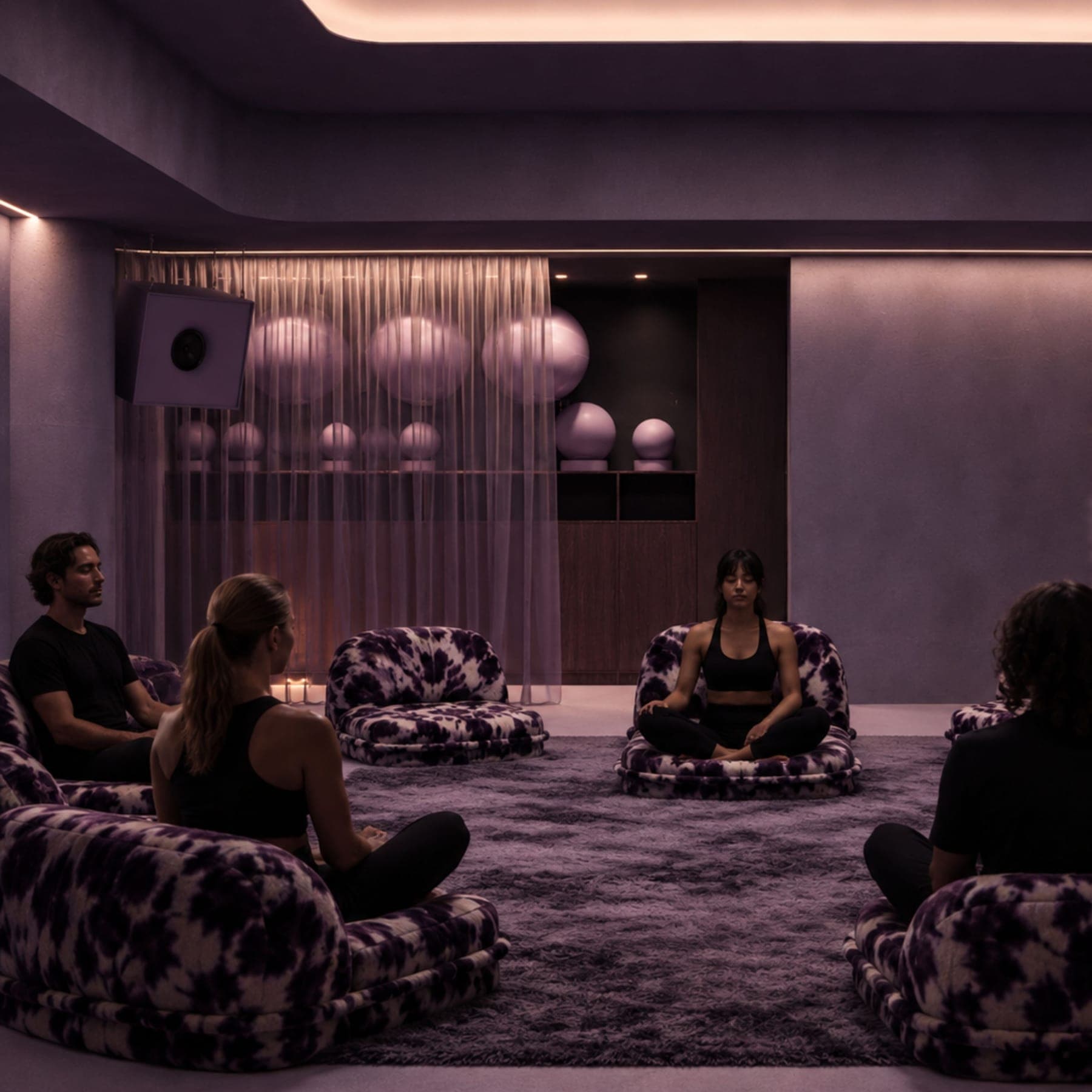 Kleine Gruppe sitzt auf Kissen im Social Space