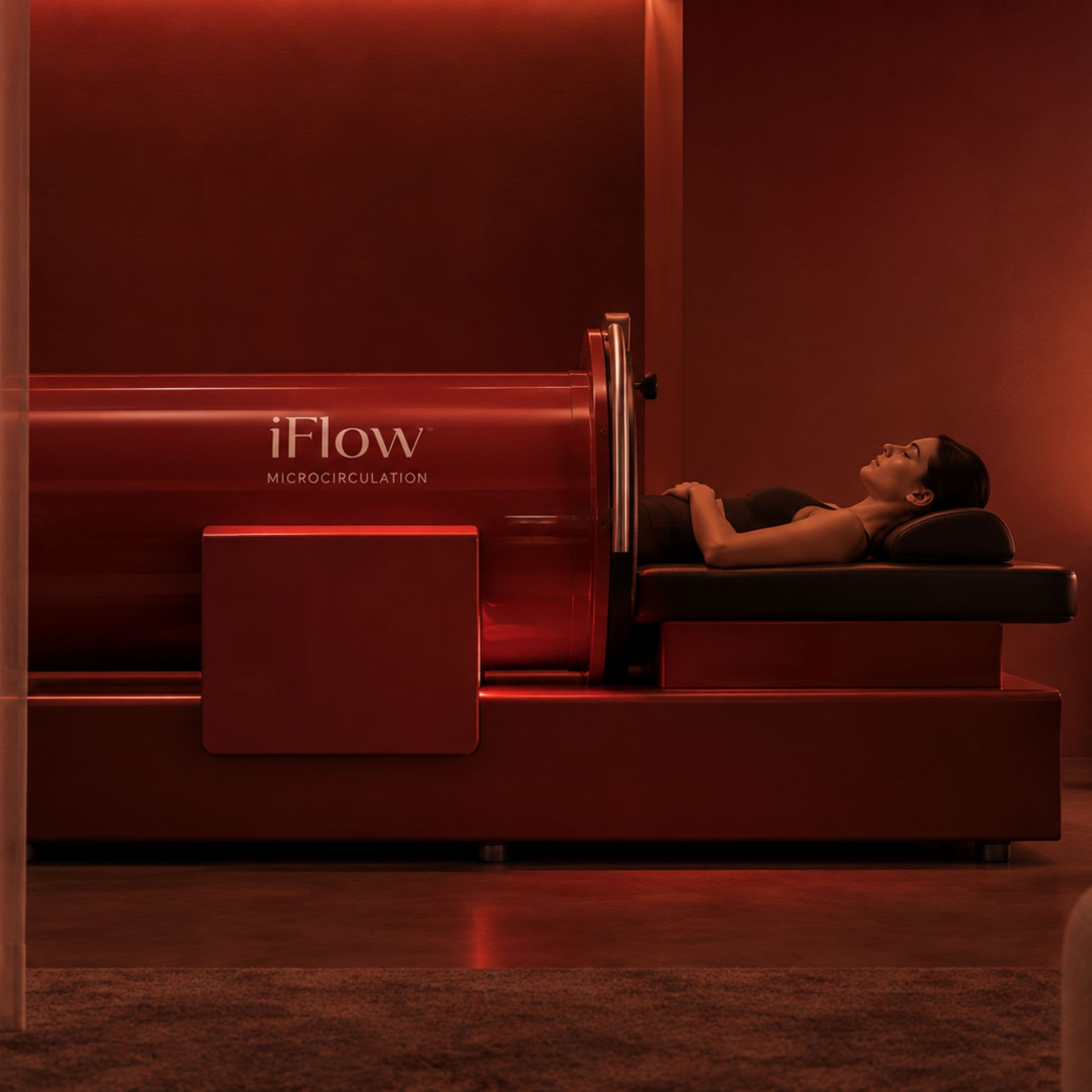 Gast liegt bekleidet im iFlow Vacustyler, der Beine und Unterkörper umschließt